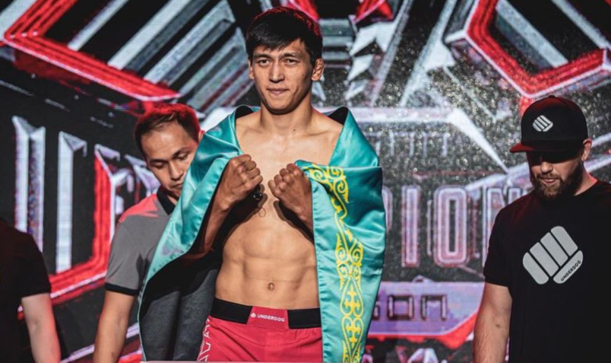 Казахстанский кандидат в UFC "задушил" непобедимого бразильца