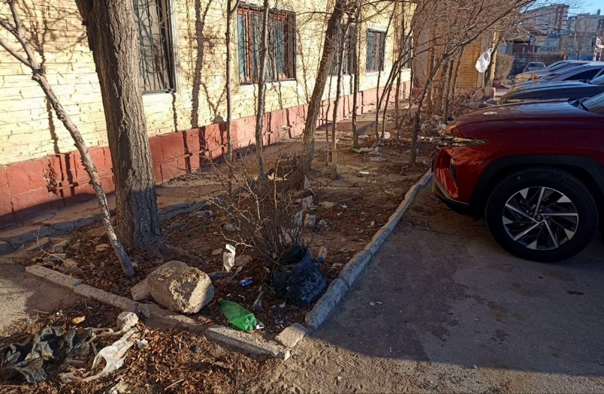 Мусор повсюду: чиновники не могут навести порядок в центре Актау