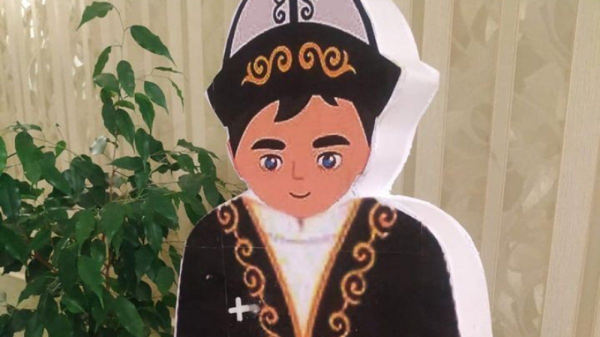 Шымкентский школьник создал робота, который разливает кумыс и рассказывает о его пользе
