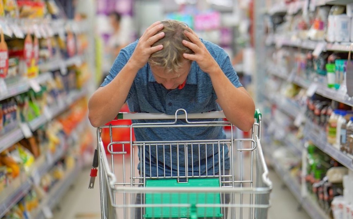 Почему так дорого? Алматинца возмутили цены на продукты в магазине