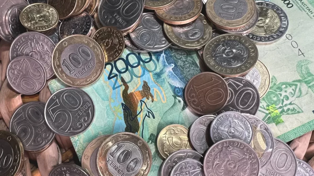Доллар подешевел на 2 тенге на торгах KASE