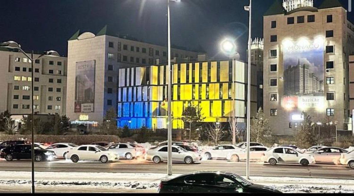 Посольство Канады в Астане подсветили цветами украинского флага