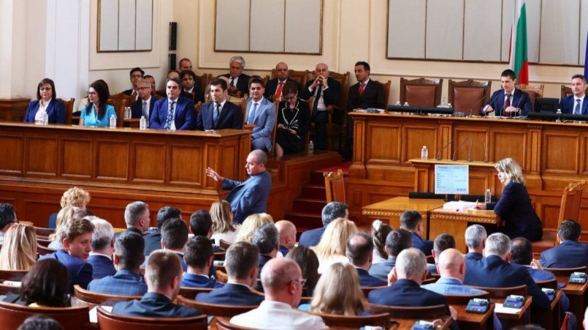 Парламент Болгарии распустили в четвертый раз за два года