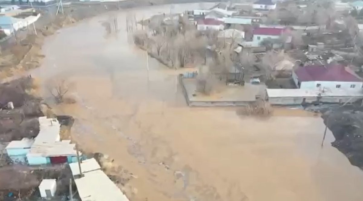 Канал Кабылсай переполнило водой в Арыси