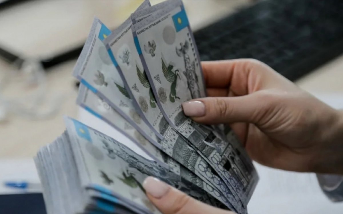 Астанчанин забыл в поезде почти 7 млн тенге