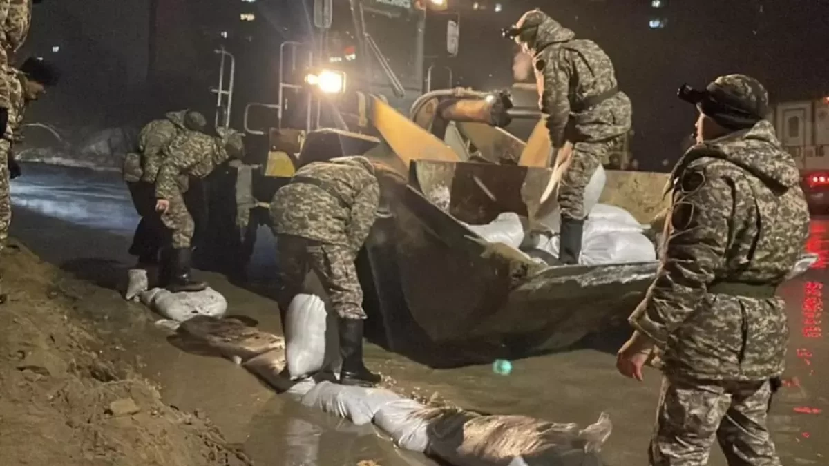 Улицу в Семее затопило водой из канализации