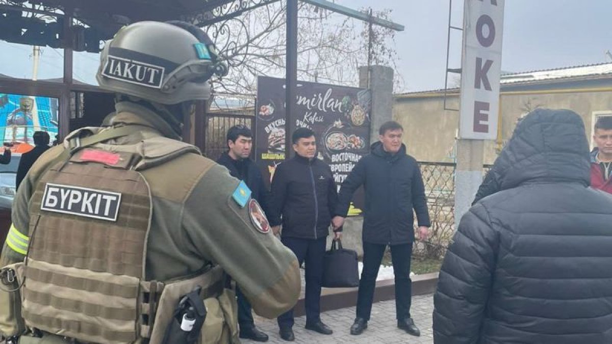 При получении взятки в Жамбылской области задержали советника юстиции