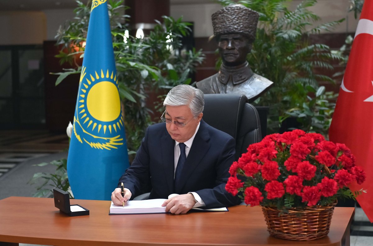 Президент Казахстана оставил запись в книге соболезнований в посольстве Турции
