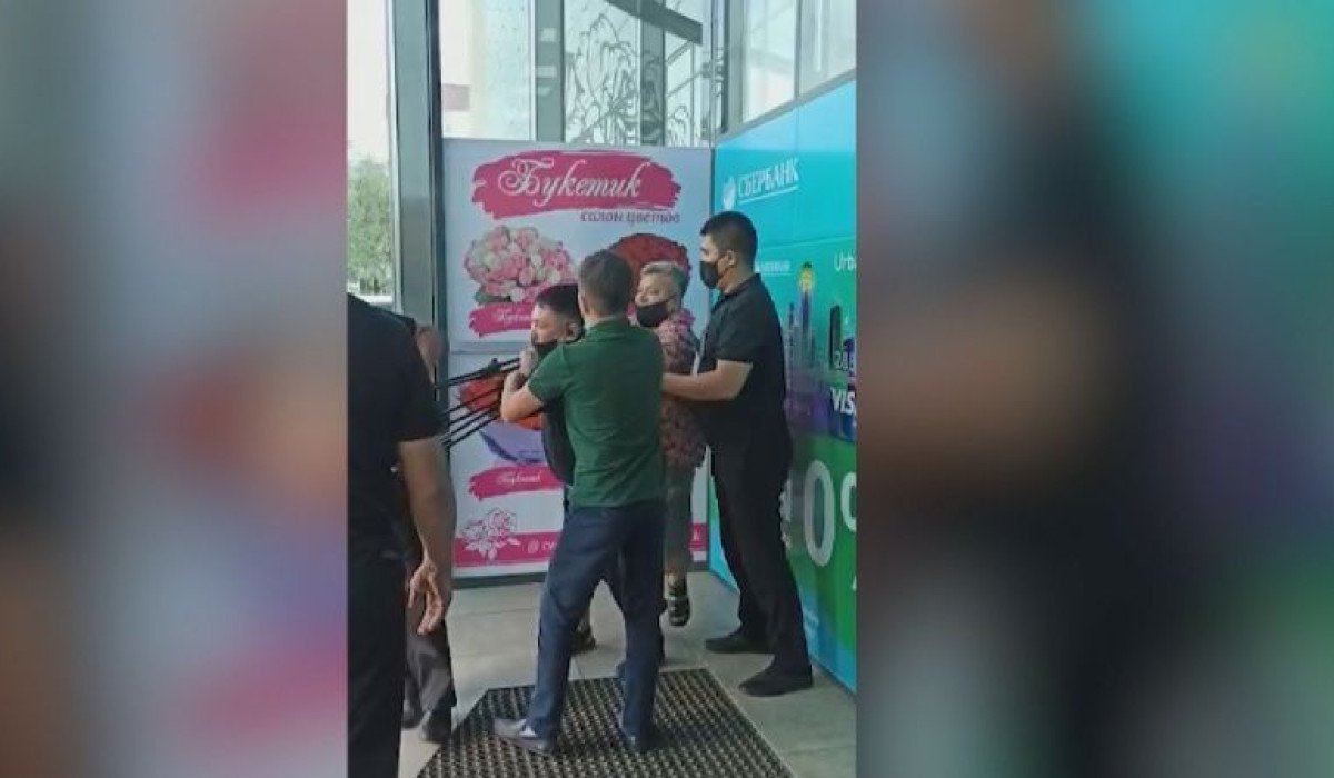 Суд Петропавловска освободил от наказания охранника, вытолкнувшего журналистов из ТРЦ
