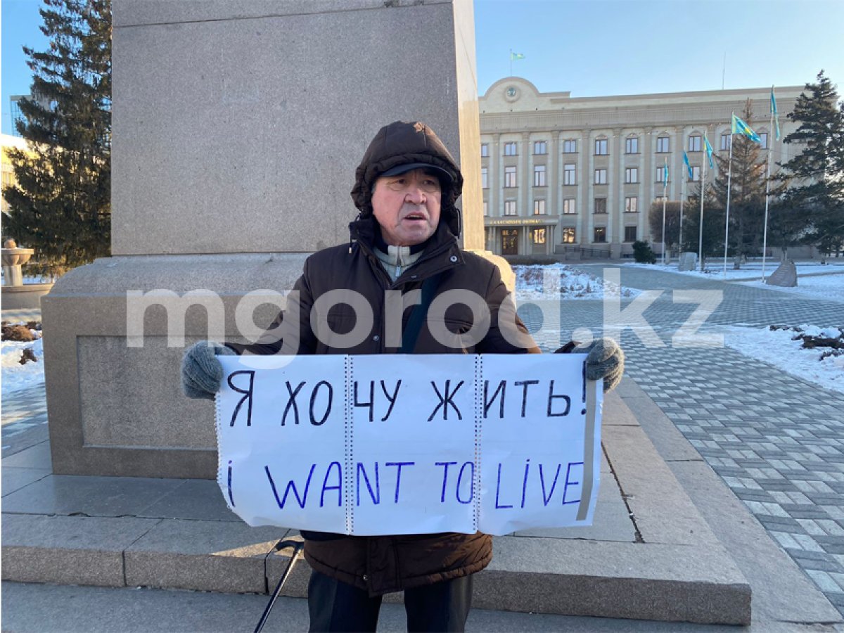 "Не живём, а выживаем": на одиночный пикет вышел мужчина в Уральске