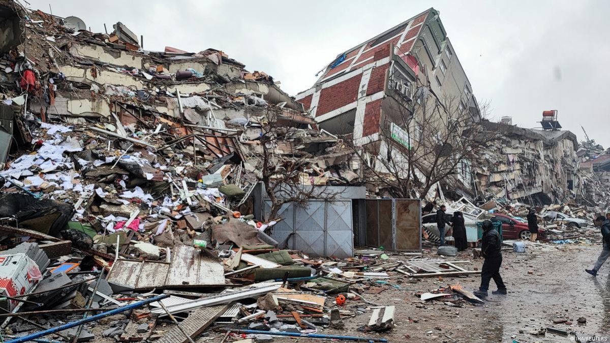 В Турции выдали ордера на арест 113 человек из-за обрушения зданий