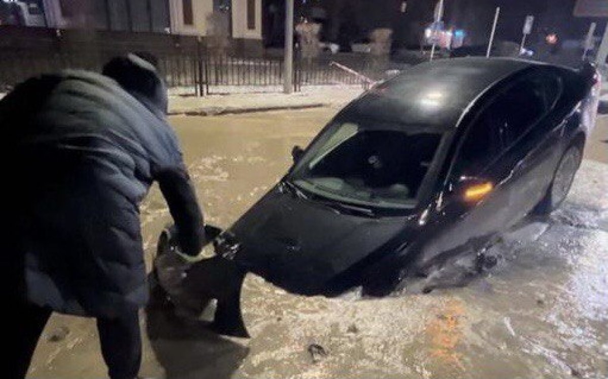 Машины провалились в яму в Караганде - компанию депутата оштрафовали