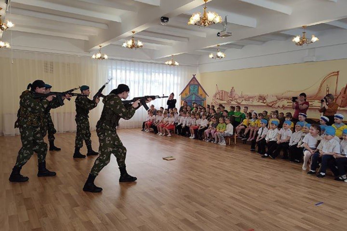 Вооружённые люди провели занятия в детсадах и школах России