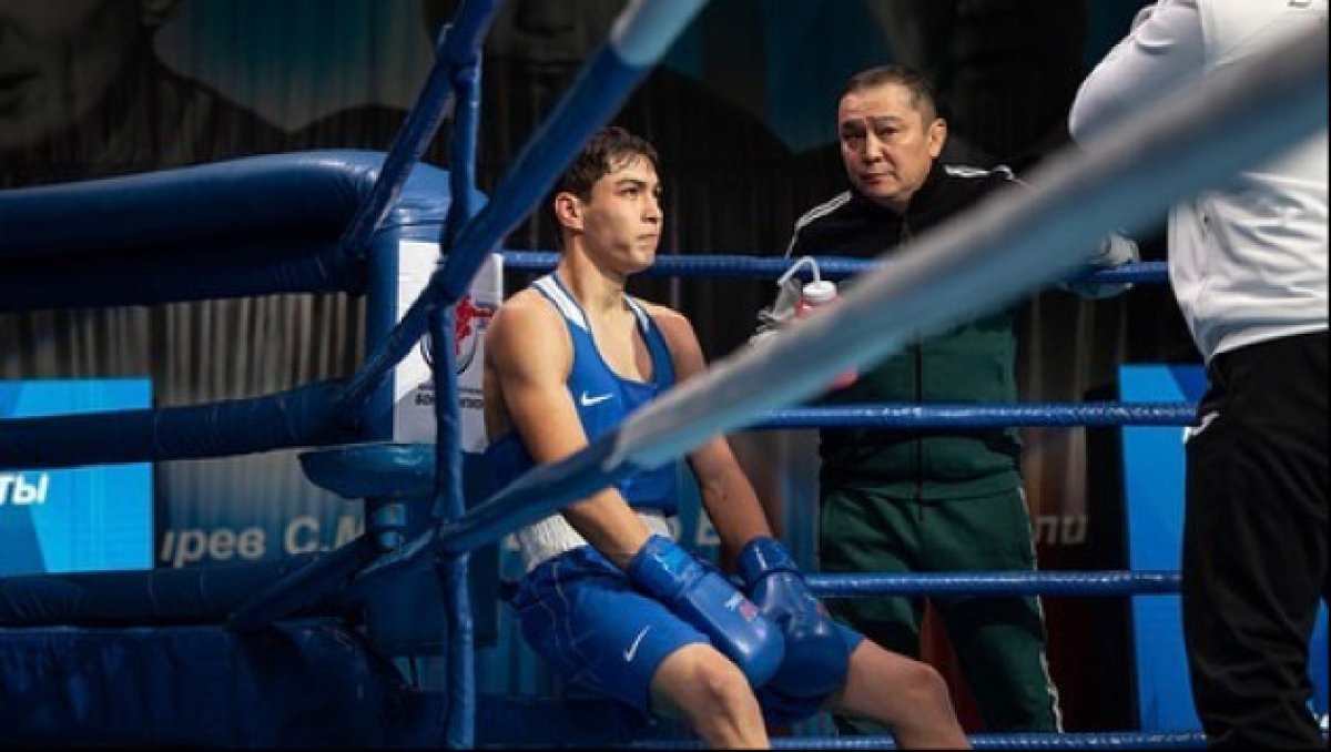 Казахстанский боксер нокаутировал четырехкратного чемпиона