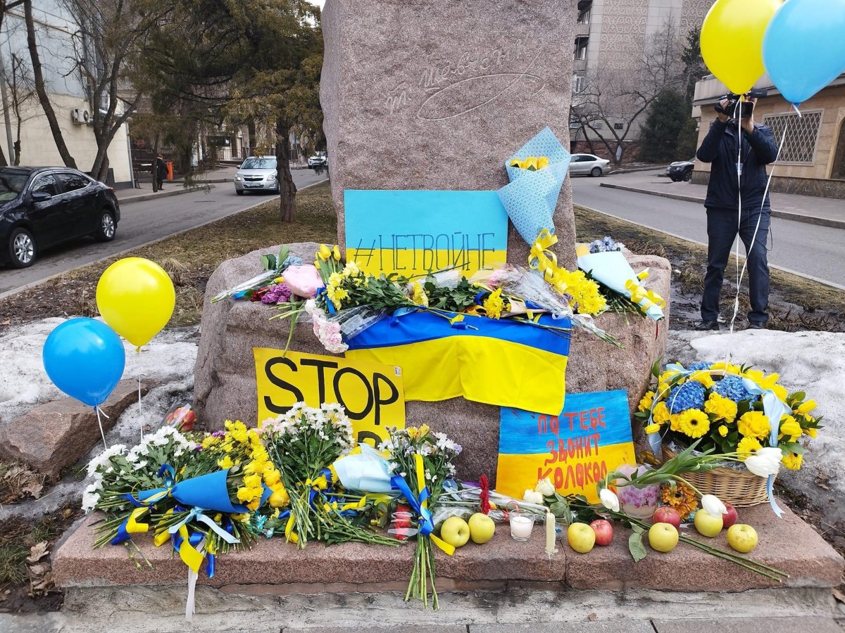 Год войны: алматинцы возложили цветы к памятнику Шевченко