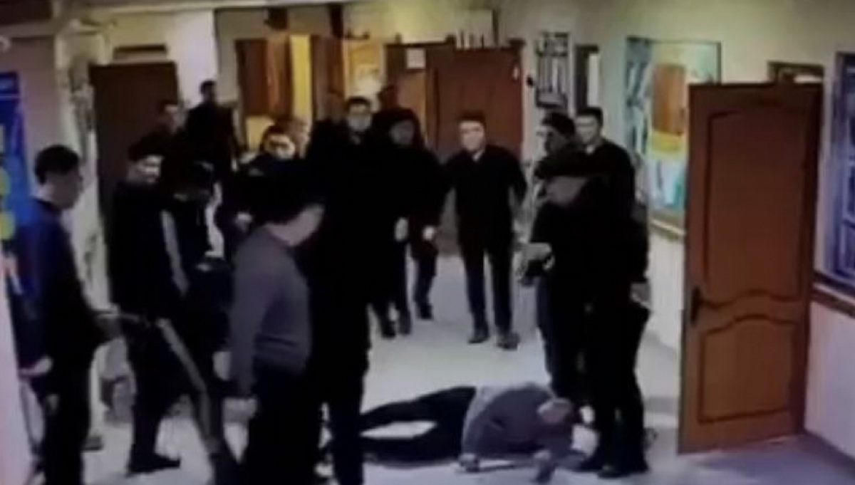 "Устроили разборки": шокирующее избиение сотрудника "Казахмыс" попало на видео