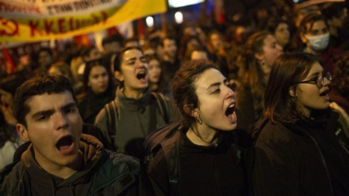 В Греции начались массовые протесты после катастрофы с поездами