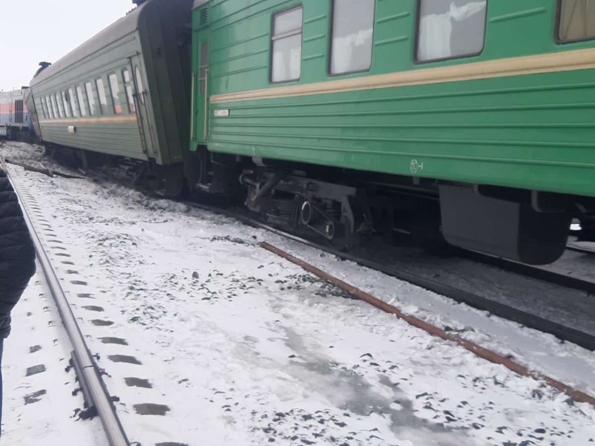 Локомотив столкнулся с пассажирским поездом в Актюбинской области