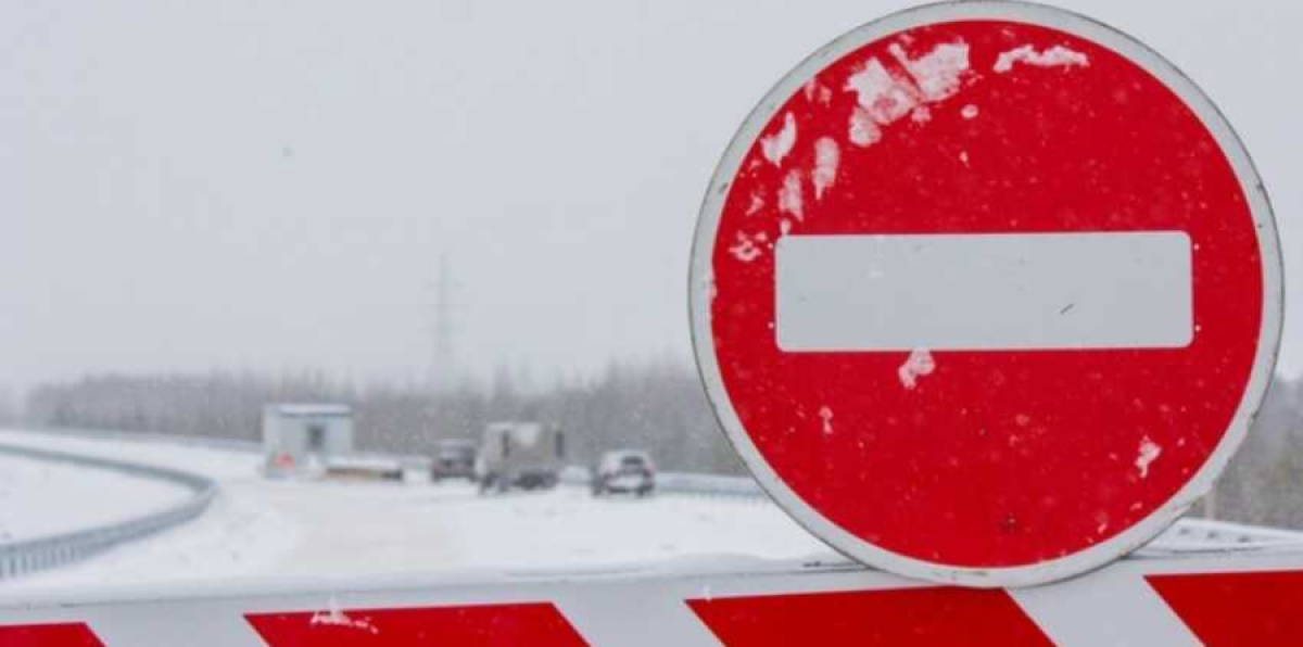 Движение закрыли на дорогах в двух областях Казахстана из-за непогоды