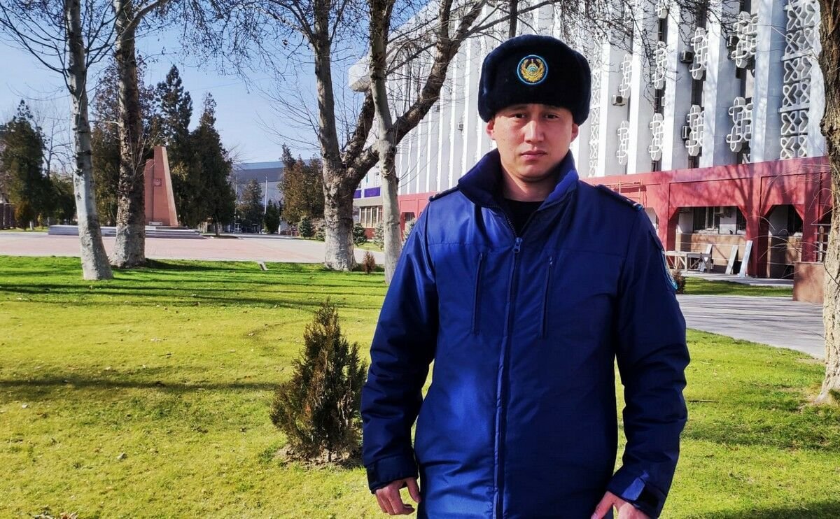 Двух казахстанских полицейских наградили орденами "Айбын"