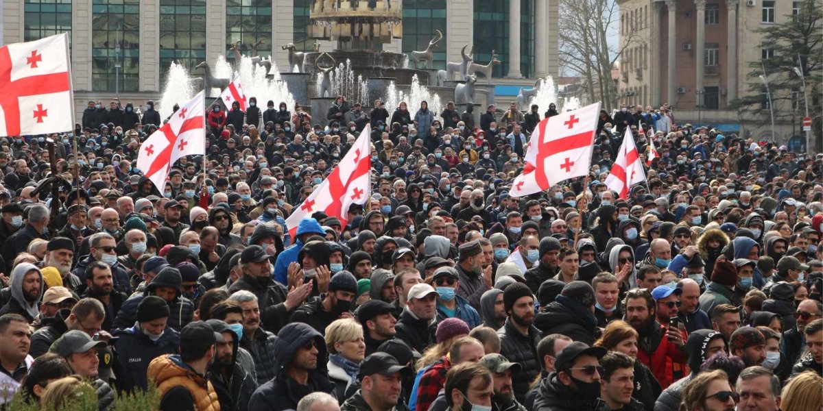 Больше 50 пострадало, 66 задержано: что происходит в Тбилиси после протестов