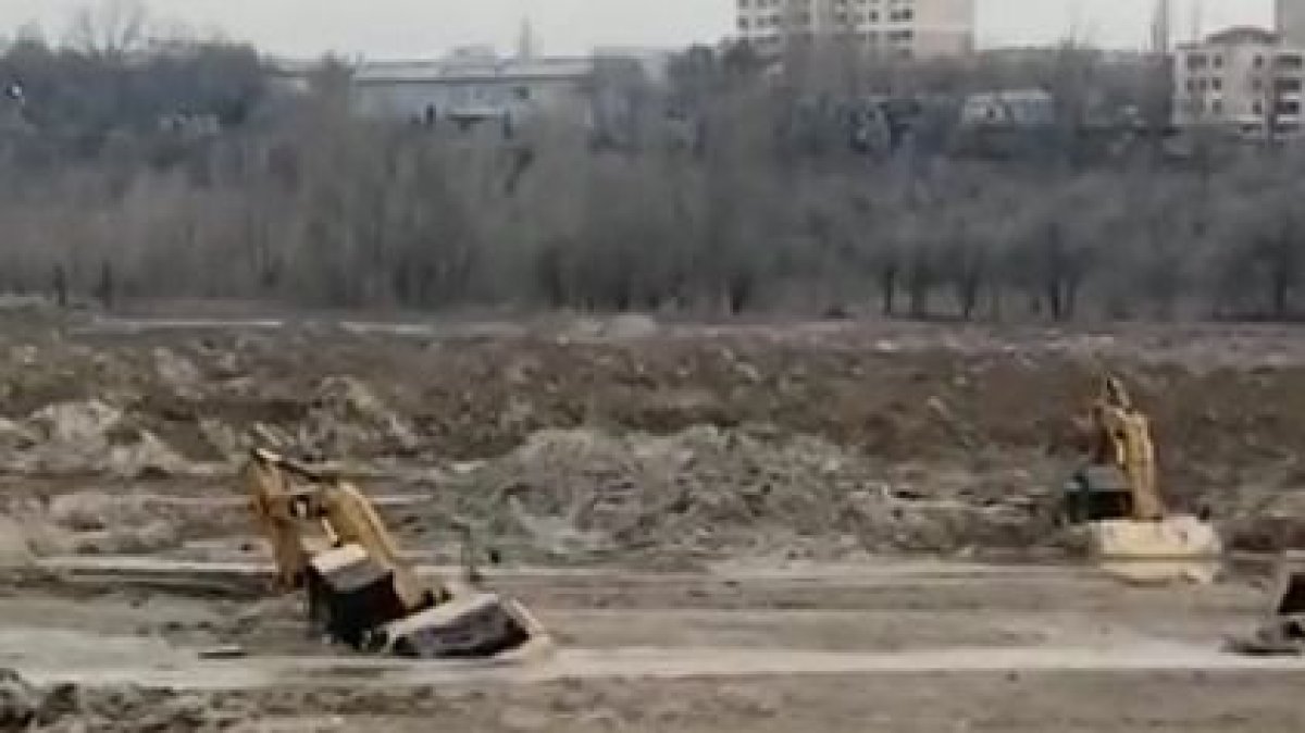 Во время очистки озера Сайран экскаваторы провалились в грунт