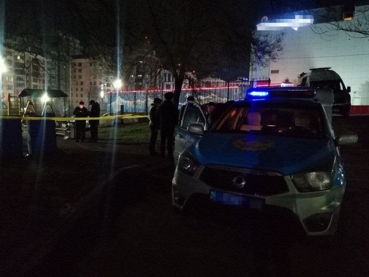 Мужчину зарезал пьяный знакомый на детской площадке в Алматы