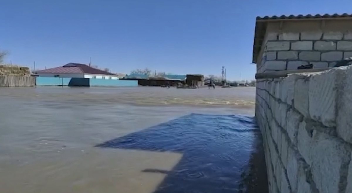 В Актюбинской области вода прорвала защитную насыпь