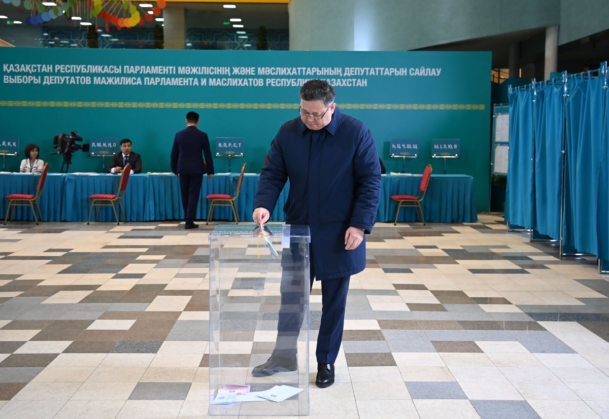Руководитель администрации президента Мурат Нуртлеу проголосовал на выборах