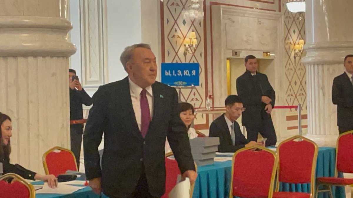 Гражданский долг по-назарбаевски: экс-президент проголосовал и убежал от СМИ