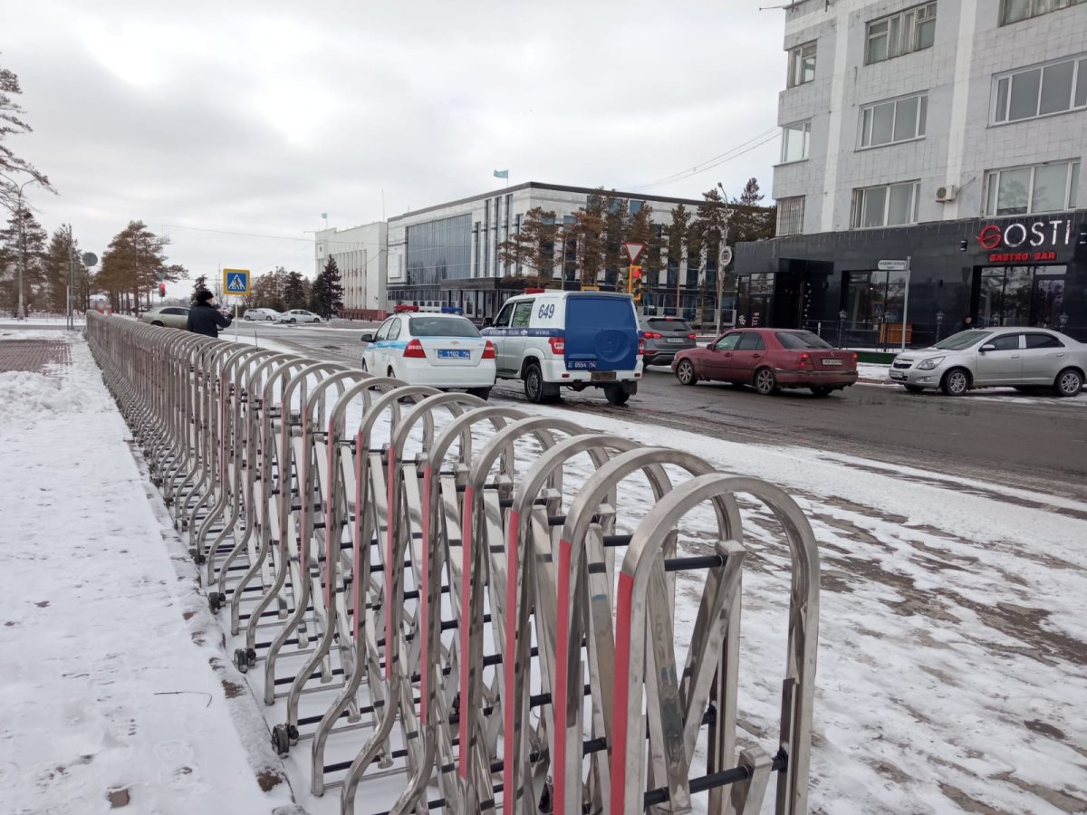 Избирателей Павлодара смутили ограждения, появившиеся в день выборов в центре города