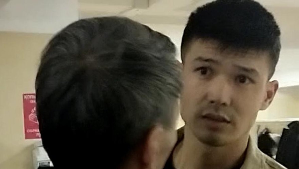 В сети появилось видео нападения провокатора на доверенное лицо в Алматы