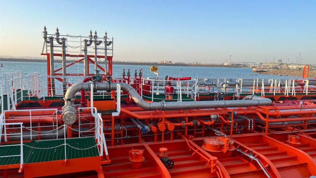 Почти 7 тысяч тонн казахстанской нефти отгрузили для поставки в Баку
