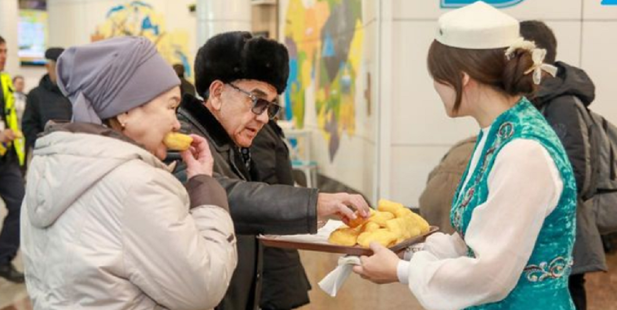 Более 50 кг баурсаков раздали бесплатно в аэропорту Астаны