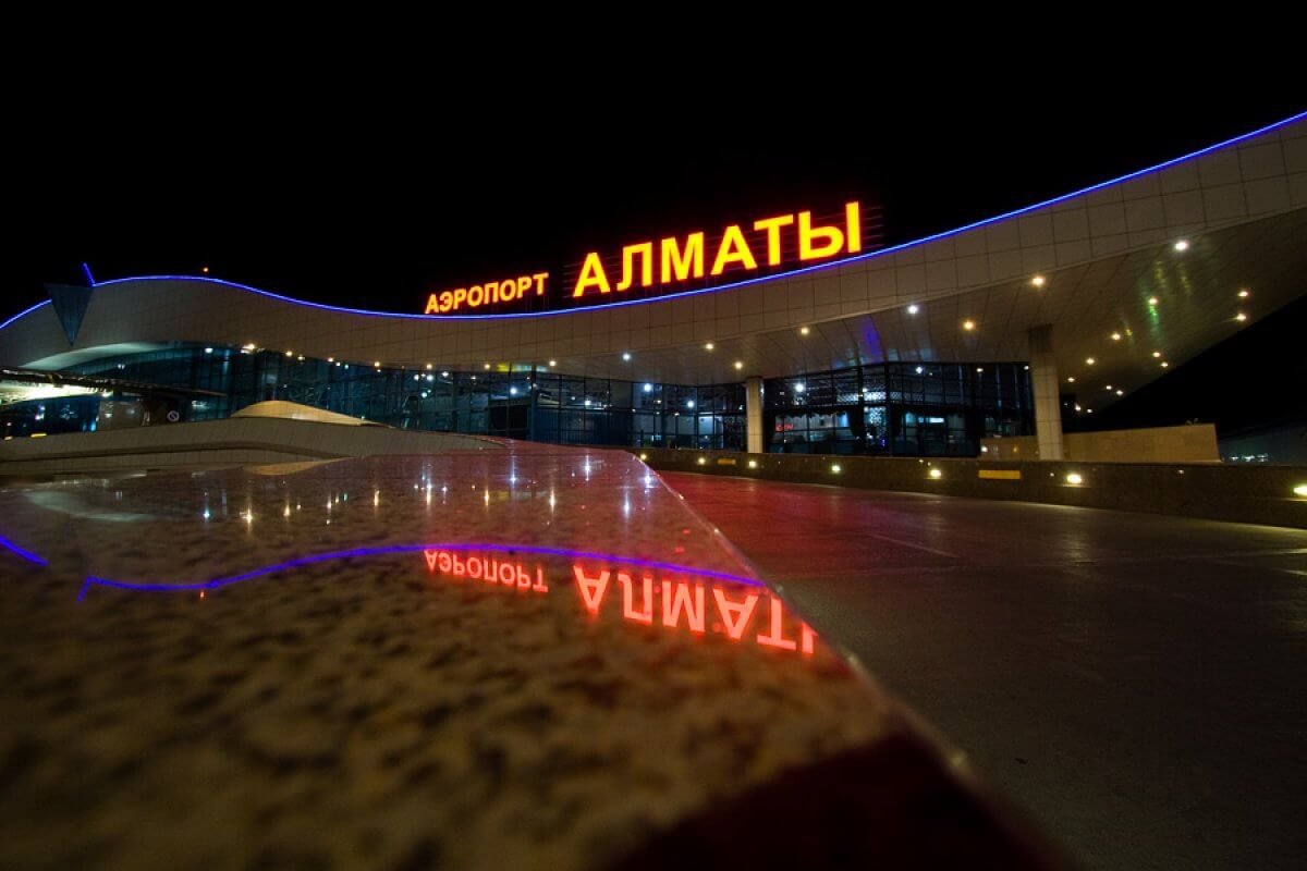В аэропорту Алматы с рейса сняли нетрезвых россиян