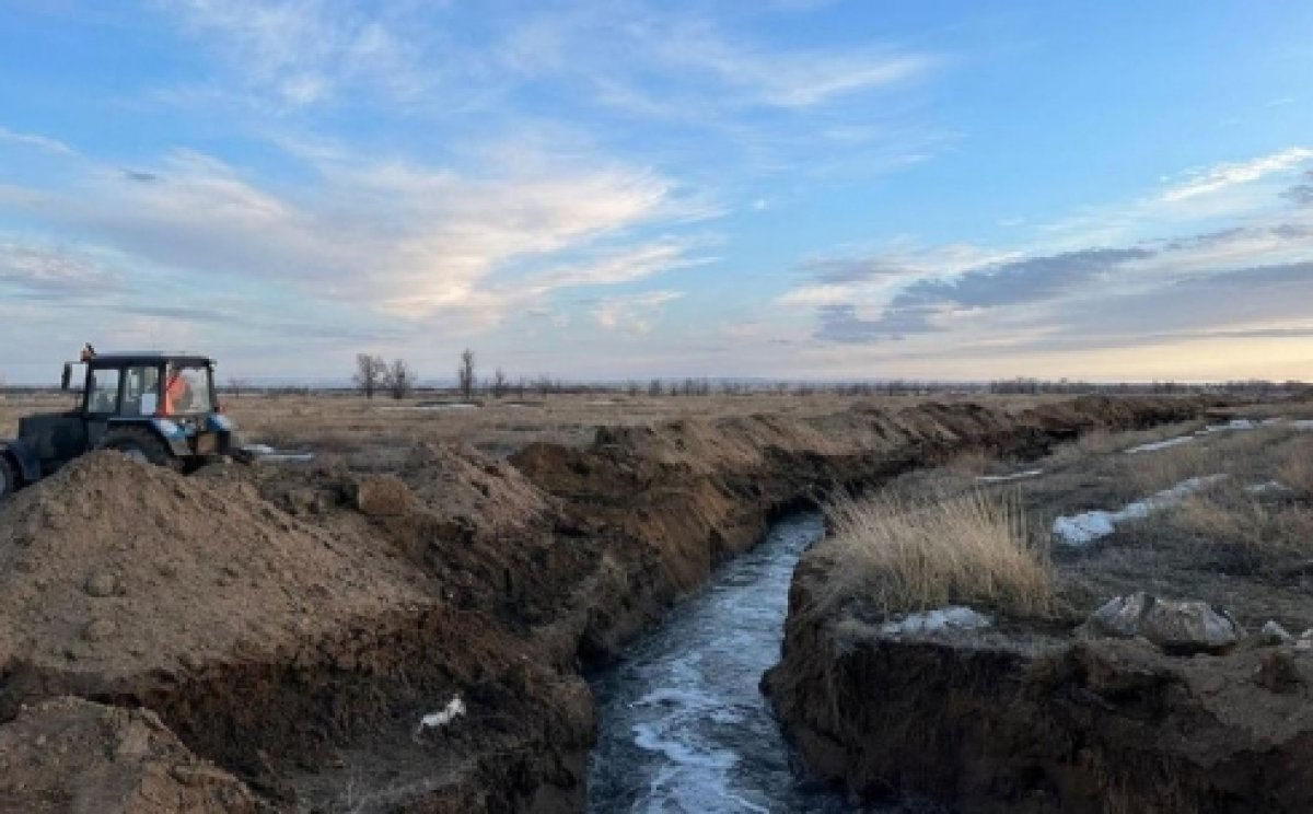 «Пора объявлять ЧП»: В Караганде канализационные воды разливаются в сторону дач