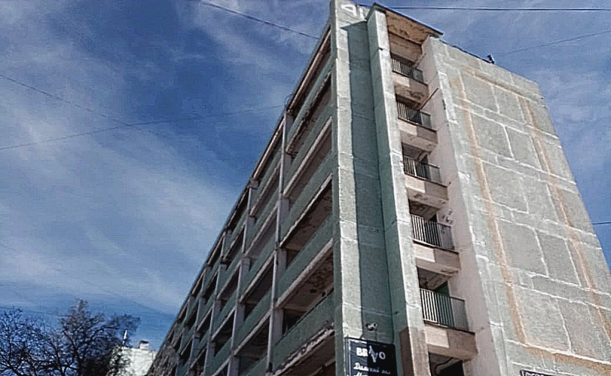 В Актау на мужчину выбросили мебель
