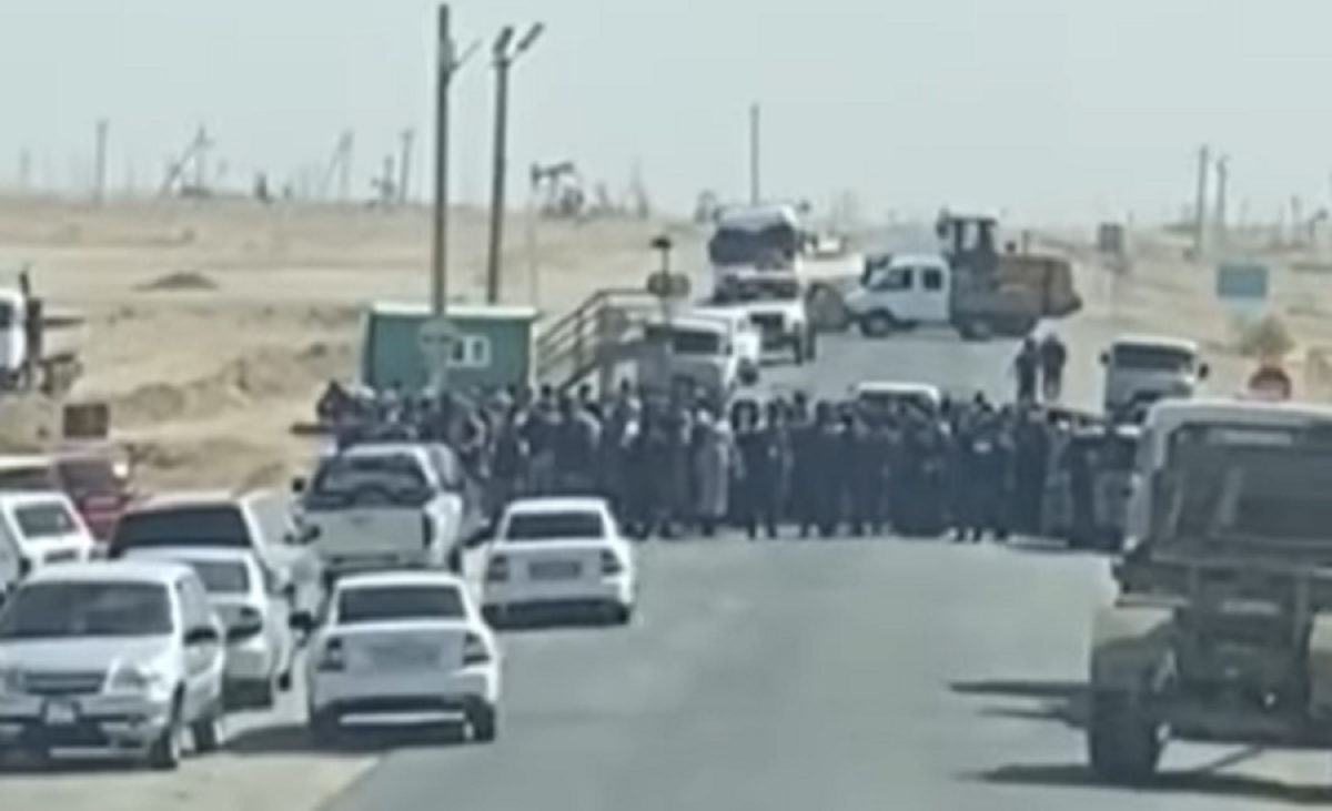 Протест устроили граждане в Мангистауской области, перекрыв дорогу