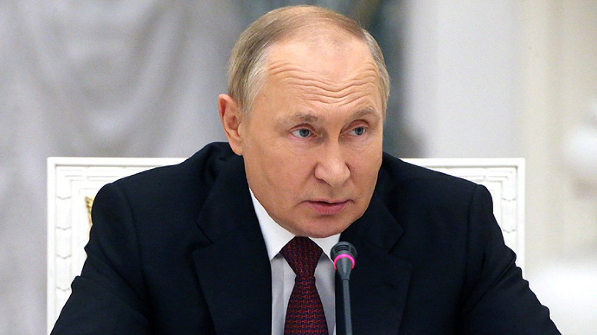 Путин наградил пятерых казахстанцев медалью