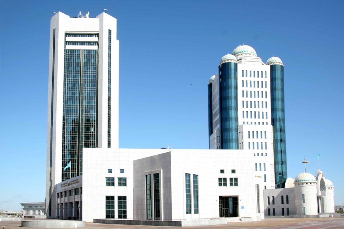 Первую сессию нового парламента Казахстана покажут в прямом эфире