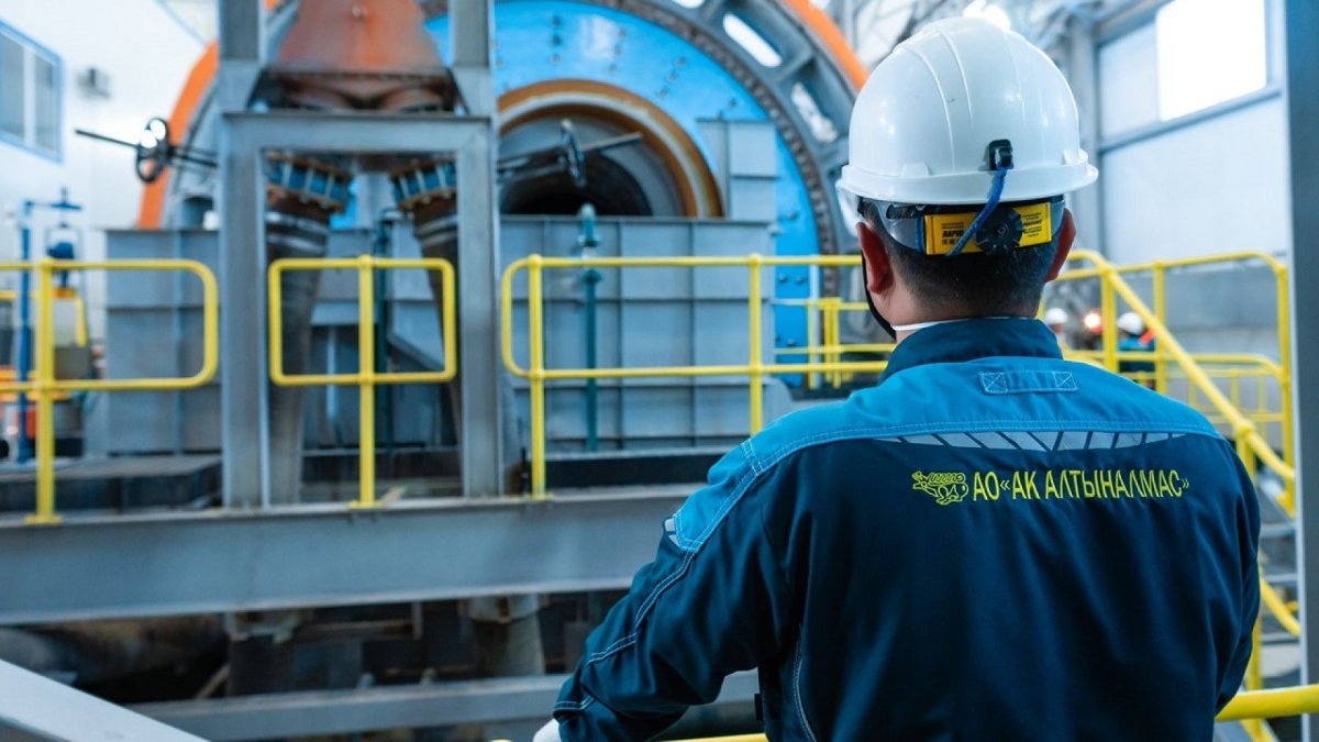 Более 1000 рабочих рудника в Бестобе получили уведомления об увольнении