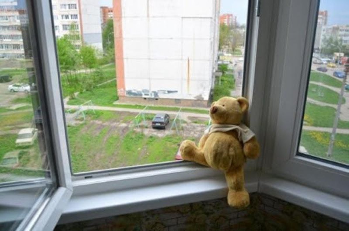 В Актобе двухлетняя девочка выпала из окна пятого этажа