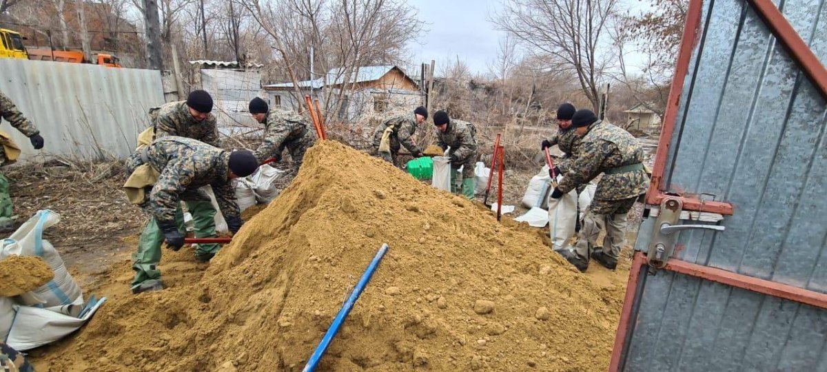 Эвакуировали более 100 человек: в Актобе затопило дачи