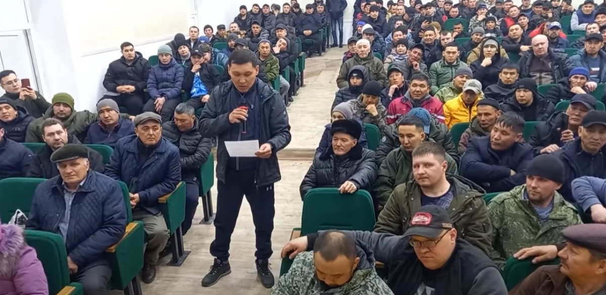 Уволены более 1200 человек: рабочие рудника в Бестобе требуют приезда Скляра