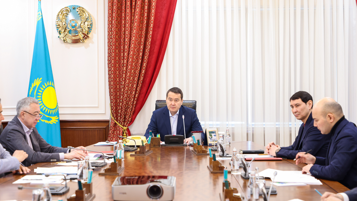Смаилов поручил контролировать ситуацию с влиянием санкций на торговые потоки