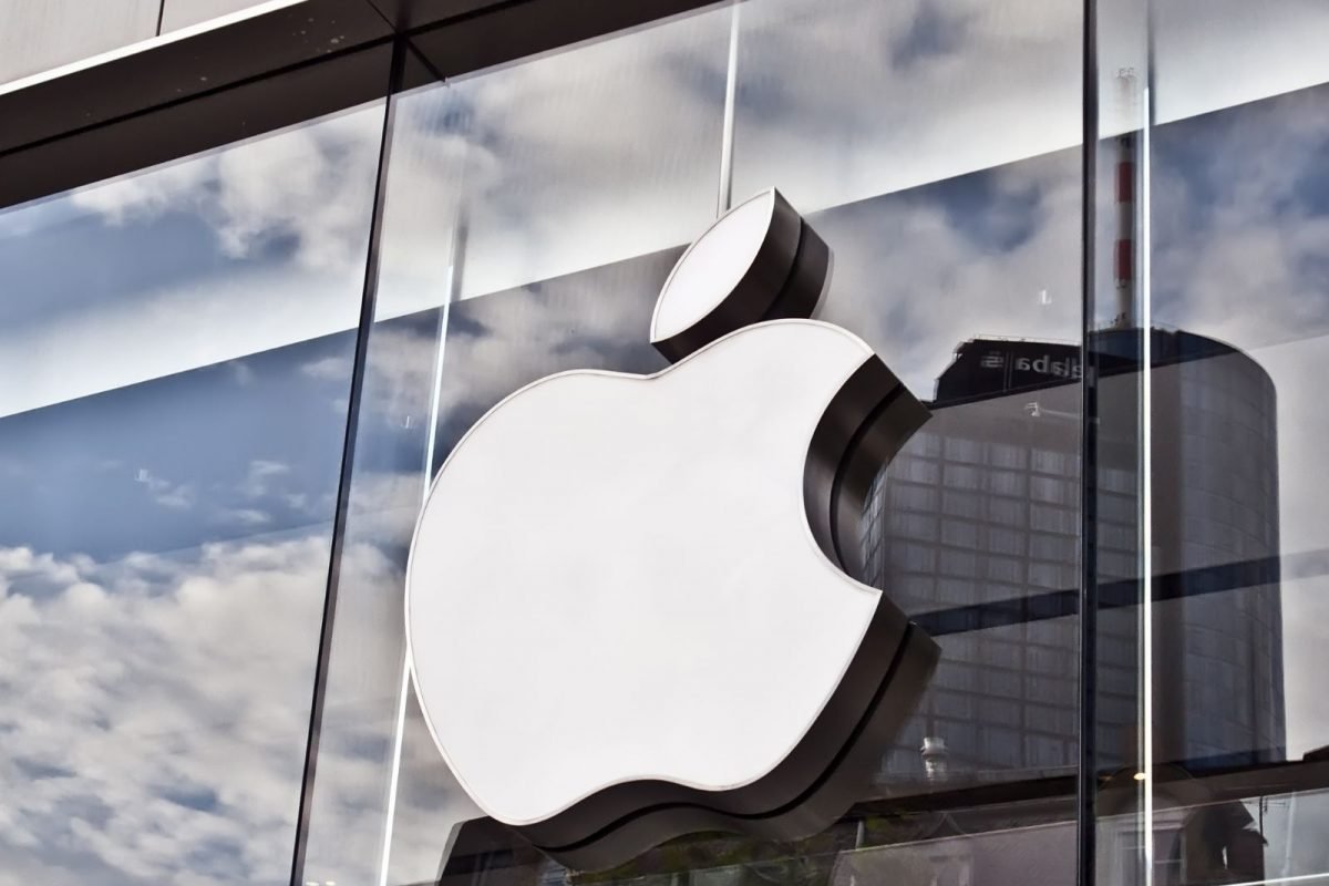 Apple сокращает штат на фоне падения продаж
