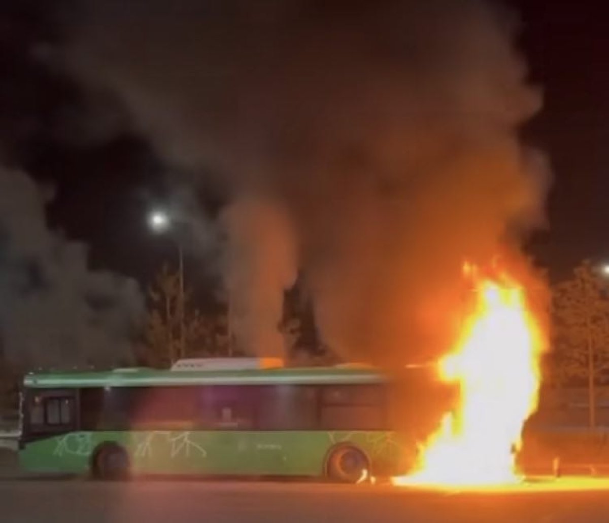 В Алматы сгорел пассажирский автобус (ВИДЕО)