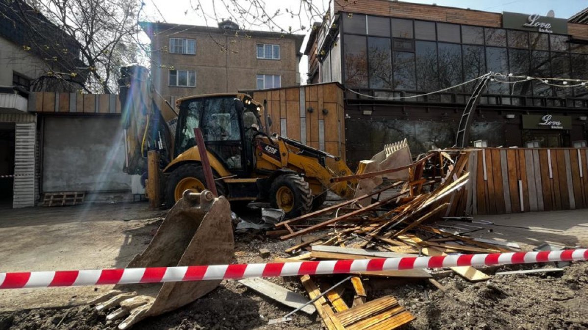 В центре Алматы снесли летнюю террасу кафе