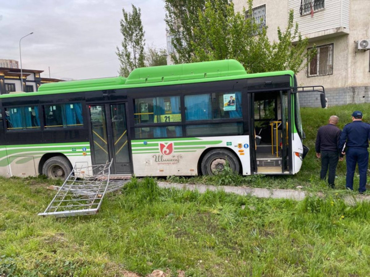 Погибли 4 человека: в Шымкенте автобус без водителя выехал на встречку