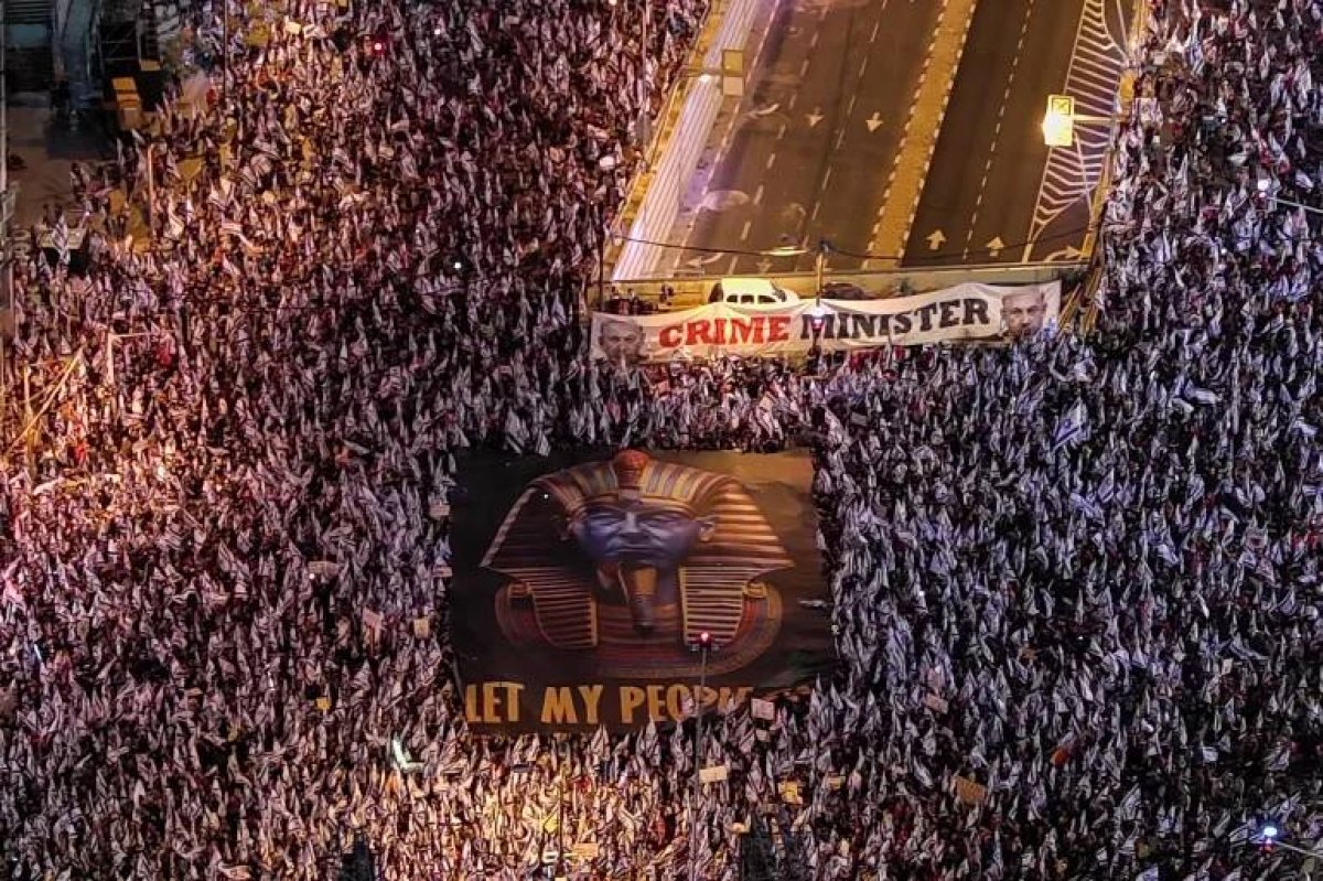 Протесты в Израиле: демонстранты вышли с огромным портретом премьер-министра